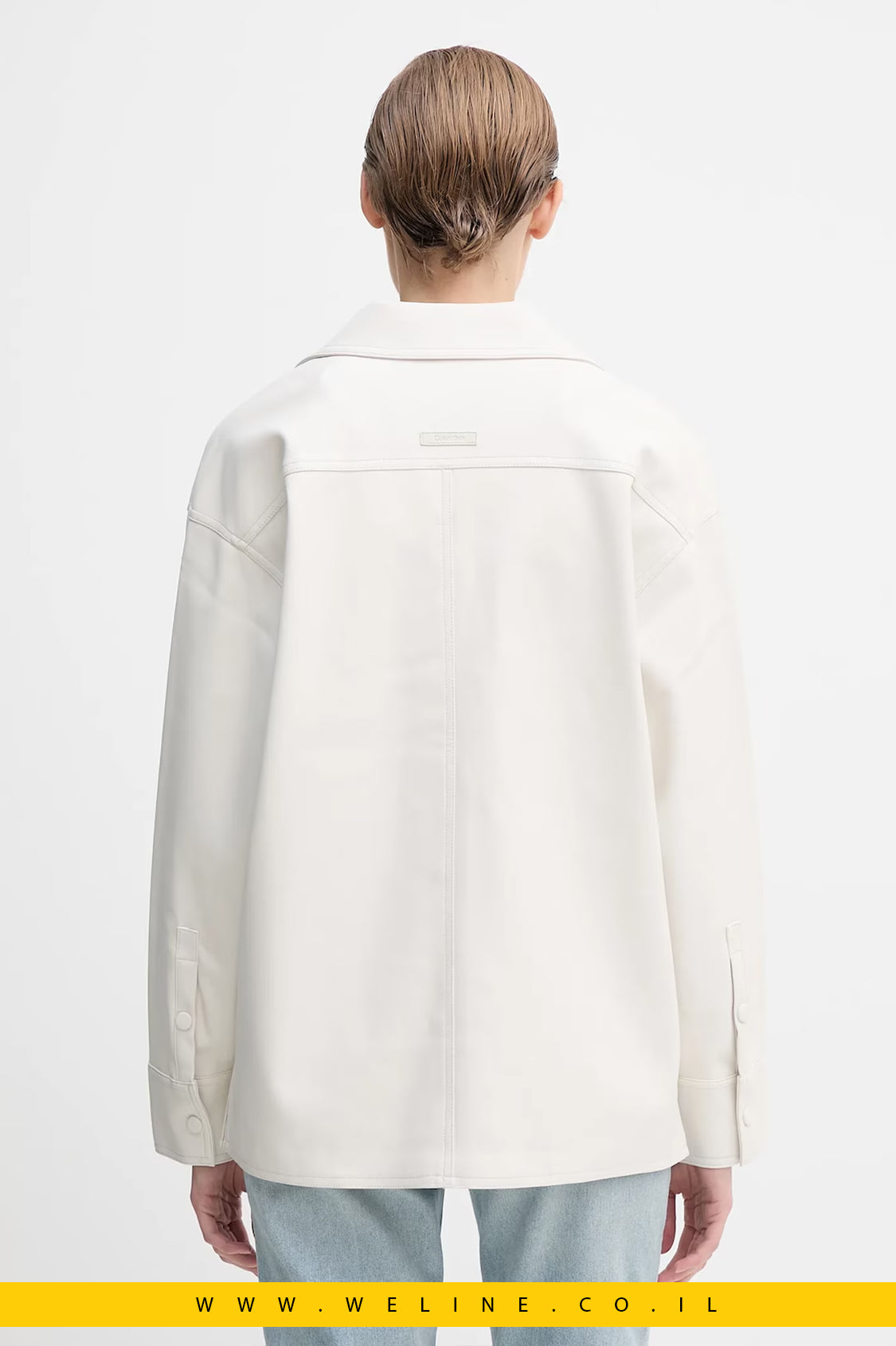 חולצת נשים Calvin Klein Jeans מבד דמוי עור – בז' בגזרת Loose Fit