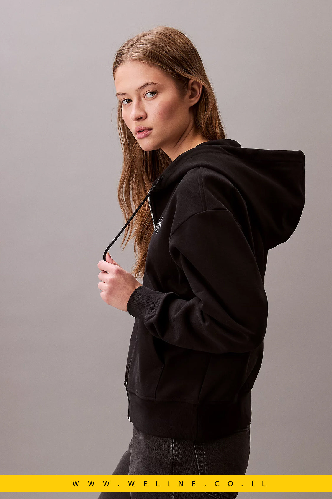 קפוצ'ון נשים Calvin Klein – דגם Monologo עם רוכסן מלא בצבע שחור