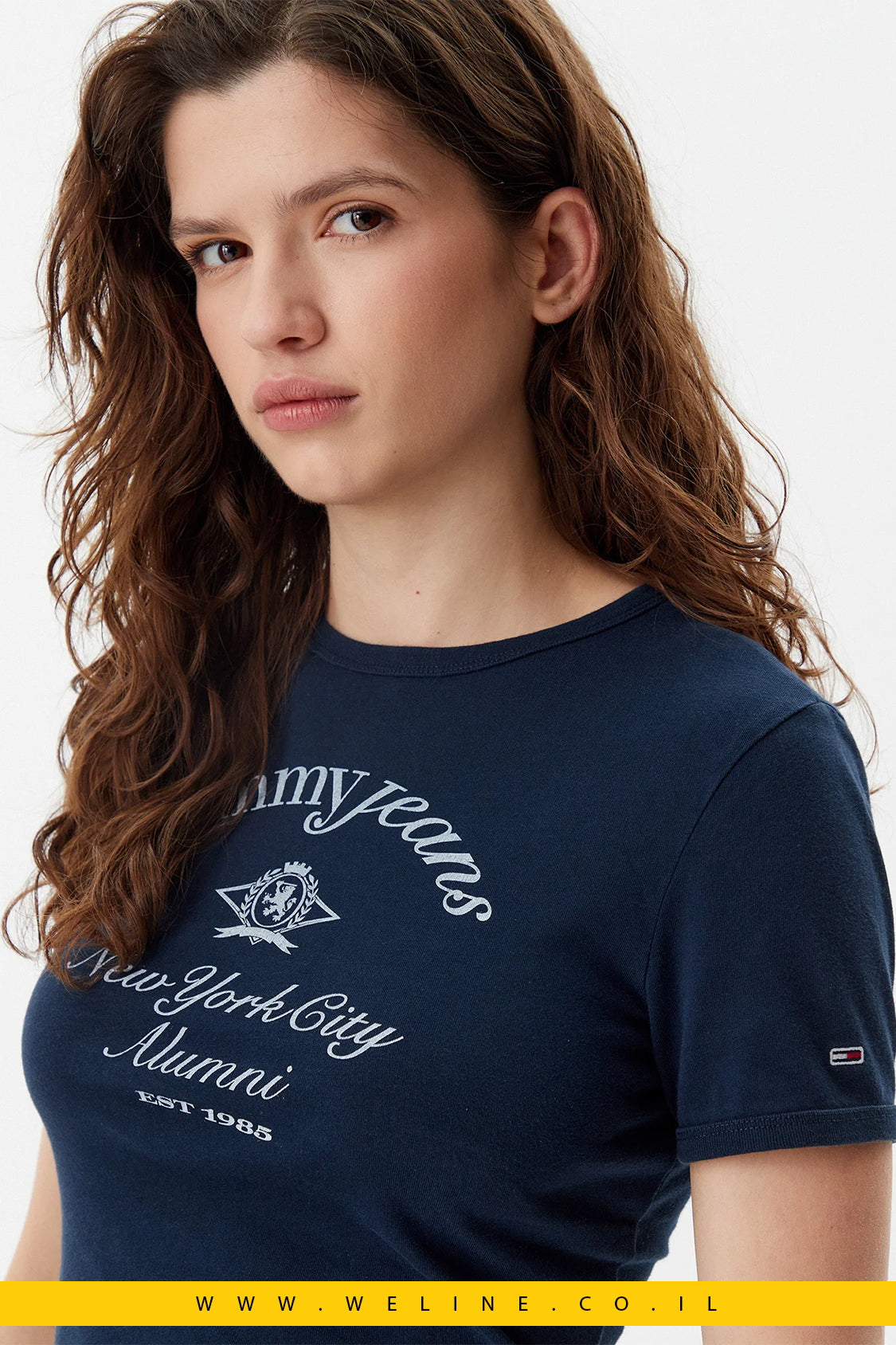 חולצת טי לנשים בגזרת Slim עם הדפס NYC מבית Tommy Jeans