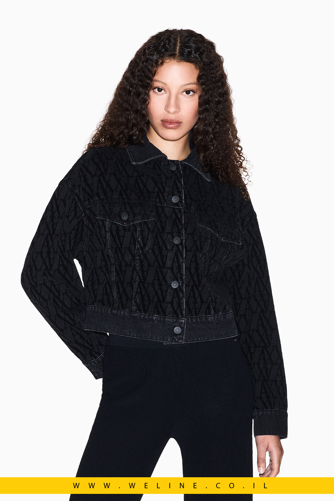 ג'קט ג'ינס armani-exchange שחור עם הדפס מונוגרמה All-Over – לוק אורבני מודרני בגזרה משוחררת