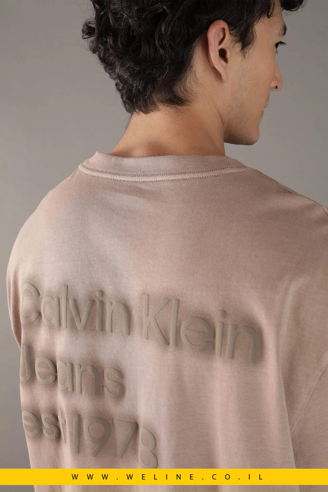 חולצת טי לגברים בצבע חום עם מונוגרמה – Calvin Klein