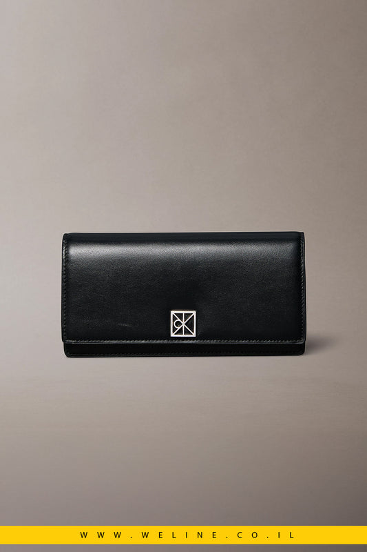ארנק עור לנשים – Calvin Klein – Monogram Logo Emblem Bifold Wallet