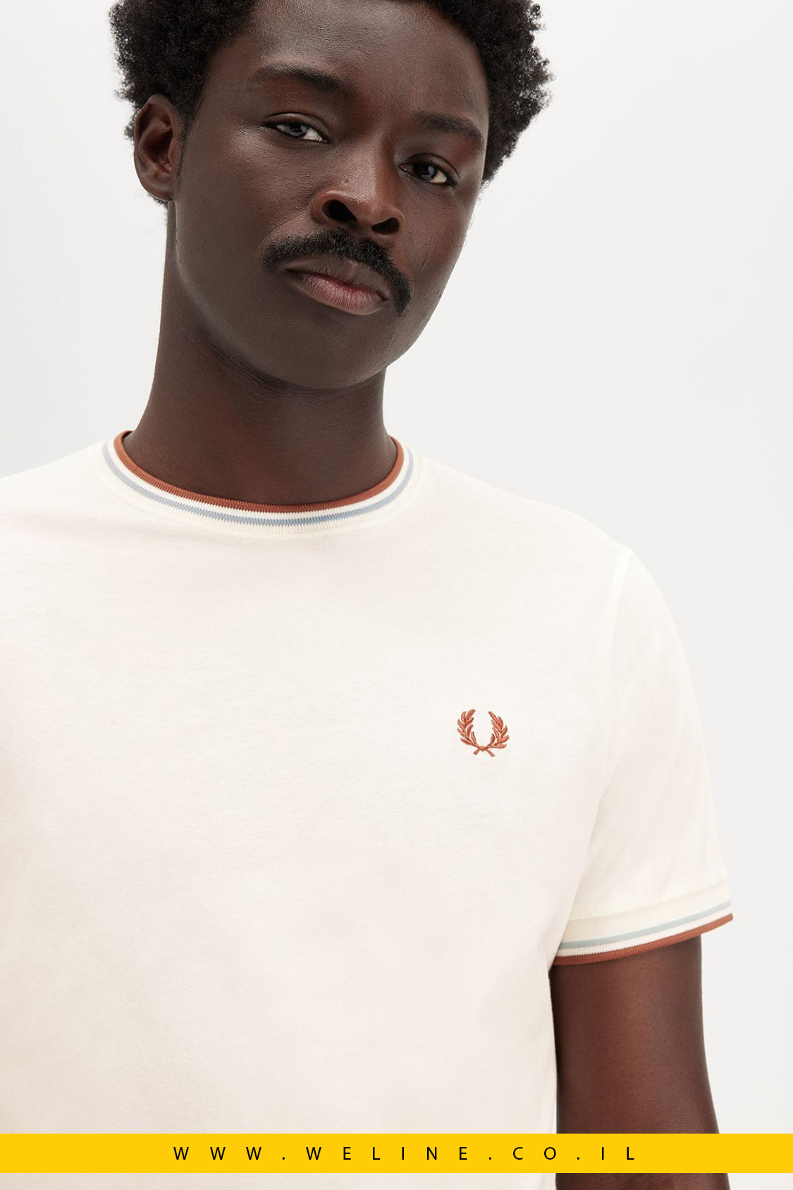 חולצת טי לגברים עם פס כפול בצווארון – Fred Perry