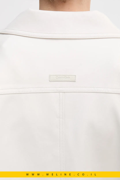 חולצת נשים Calvin Klein Jeans מבד דמוי עור – בז' בגזרת Loose Fit