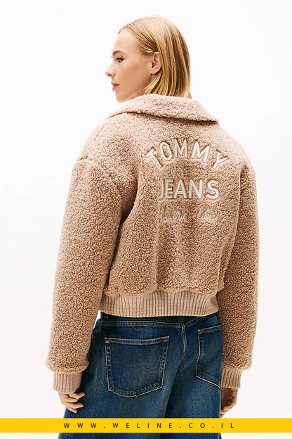 מעיל בומבר נשים Tommy Jeans Varsity Teddy – לוגו גב, גזרת Relaxed