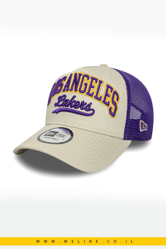 כובע רשת New Era Los Angeles Lakers NBA Script 9FORTY E-Frame Trucker – קרם/בז׳ | Snapback מתכוונן