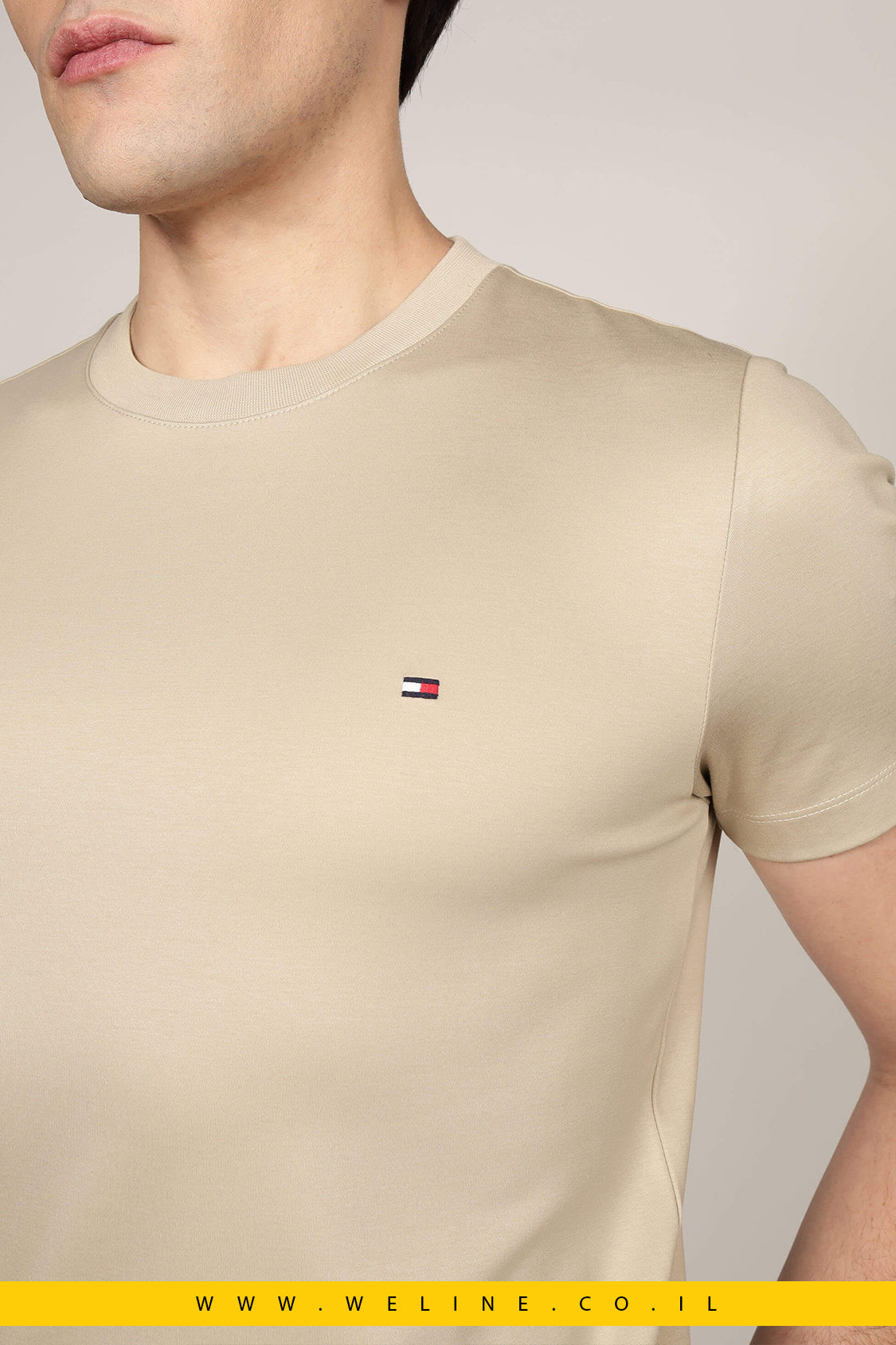 חולצת טי לגברים בגזרת Slim עם לוגו רקום | Tommy Hilfiger