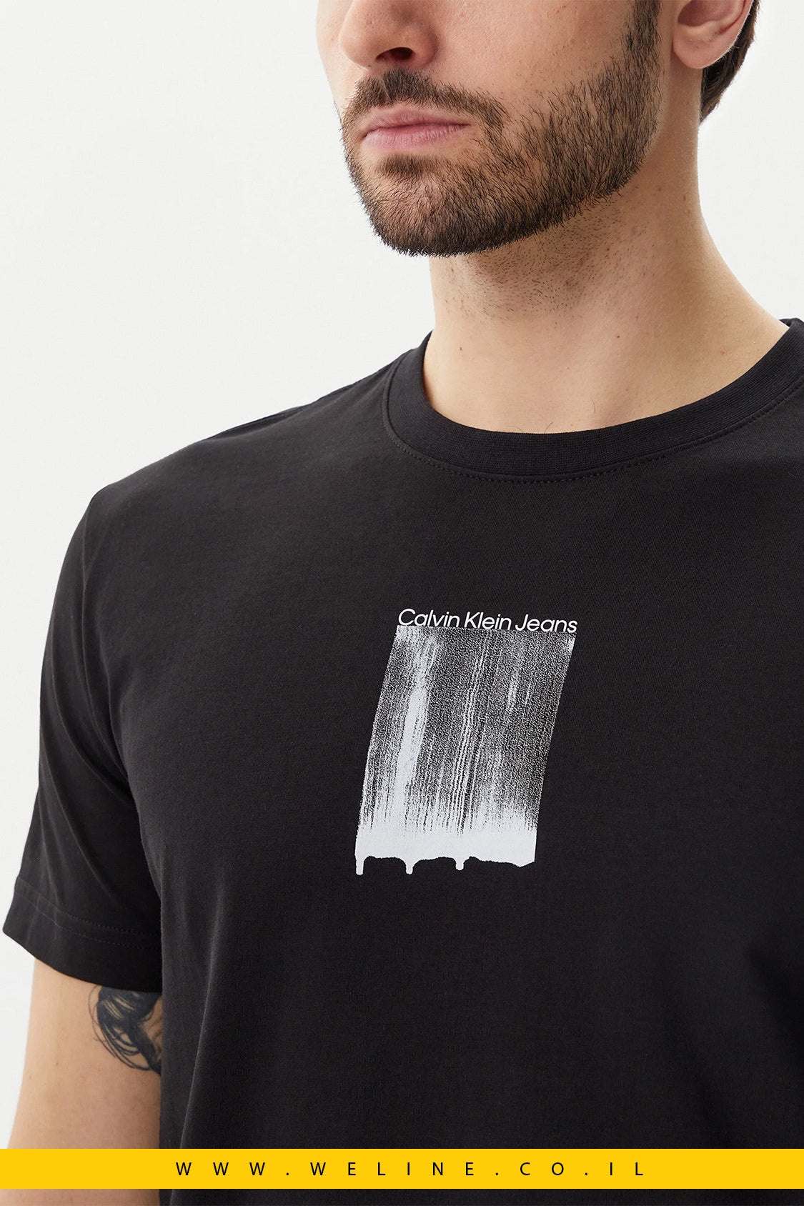 חולצת טי לגברים Calvin Klein Jeans – דגם Brush Stroke בצבע שחור