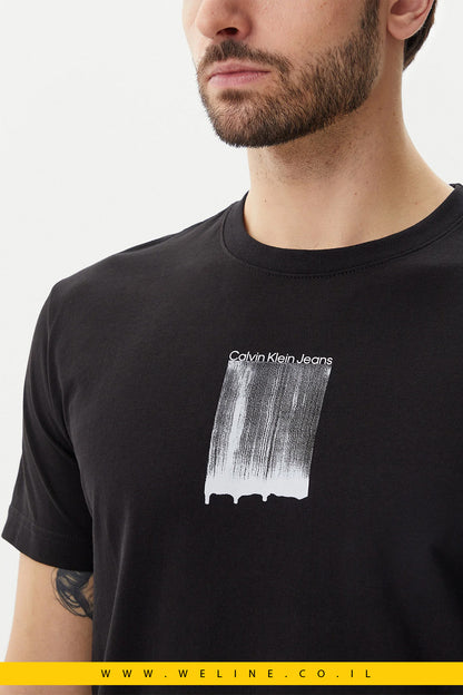 חולצת טי לגברים Calvin Klein Jeans – דגם Brush Stroke בצבע שחור