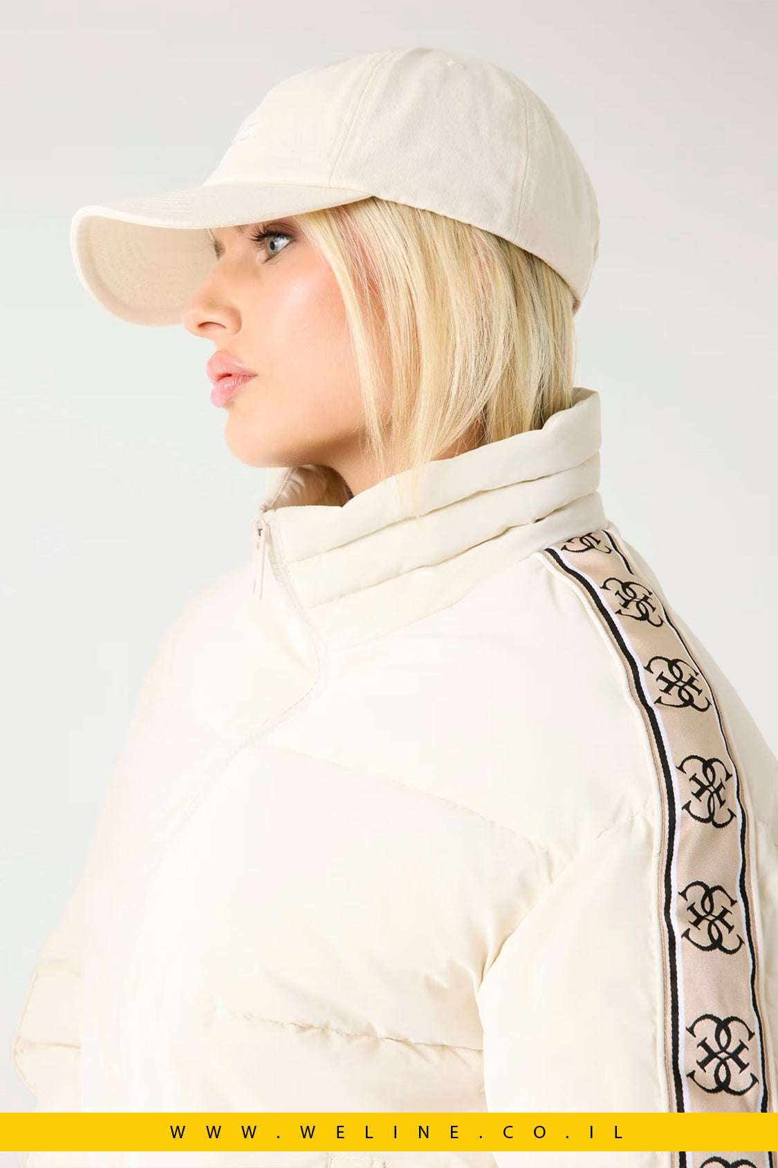 Guess – מעיל Puffer קרם עם צווארון גבוה