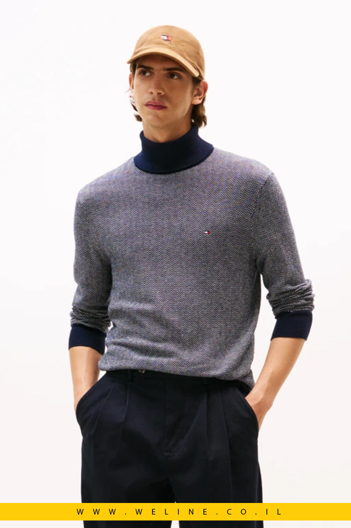 Tommy Hilfiger Pima Cotton Turtleneck Sweater – סוודר גולף לגברים בדוגמת הרינגבון בצבע Desert Sky / Ivory Petal