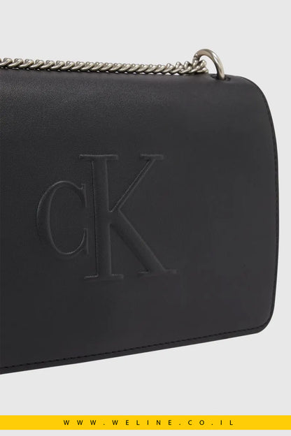 תיק כתף לנשים בעיצוב מונוגרמה | Calvin Klein