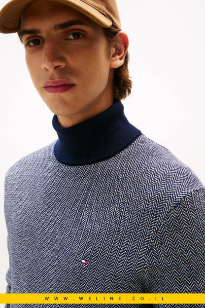 Tommy Hilfiger Pima Cotton Turtleneck Sweater – סוודר גולף לגברים בדוגמת הרינגבון בצבע Desert Sky / Ivory Petal