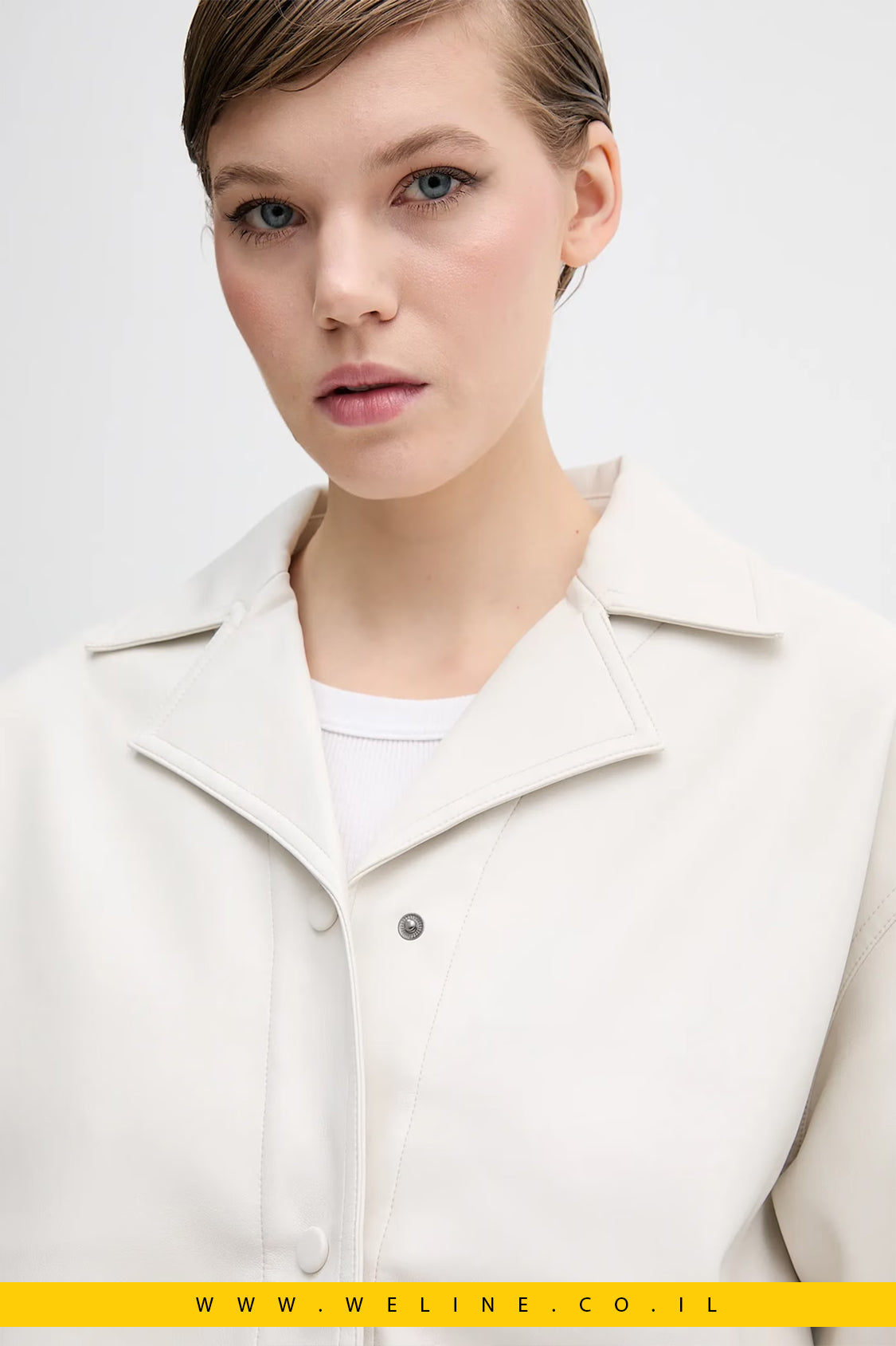 חולצת נשים Calvin Klein Jeans מבד דמוי עור – בז' בגזרת Loose Fit