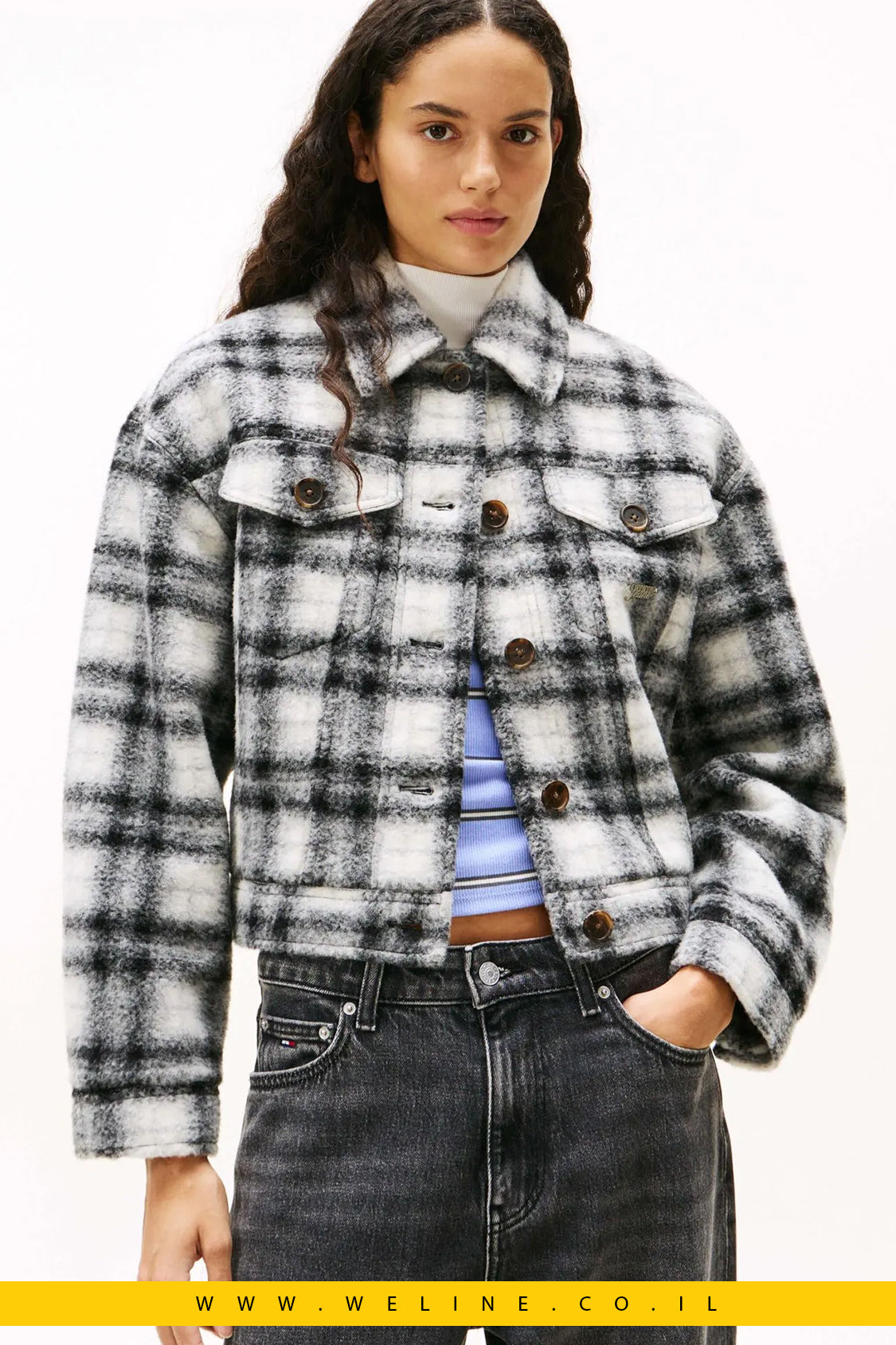 ג׳קט טרקר לנשים Tommy Jeans מצמר משולב שחור לבן עם לוגו – משבצות שחור