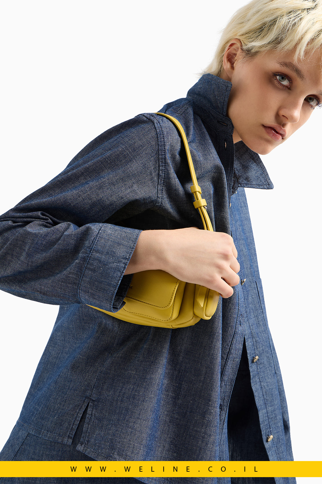 חולצת שמברי כותנה כחולה בגזרה משוחררת מבית EA7 Emporio Armani