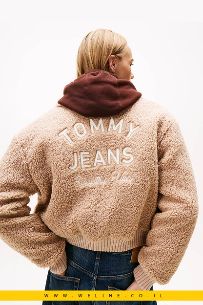 מעיל בומבר נשים Tommy Jeans Varsity Teddy – לוגו גב, גזרת Relaxed
