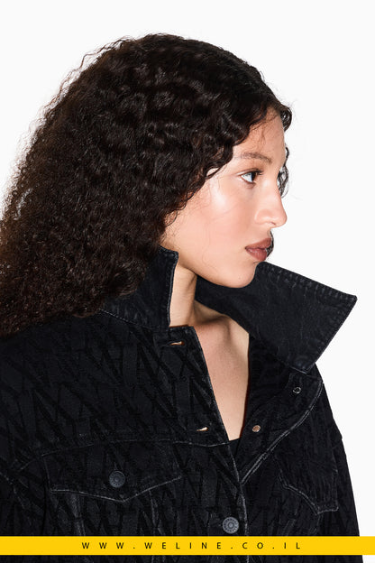 ג'קט ג'ינס armani-exchange שחור עם הדפס מונוגרמה All-Over – לוק אורבני מודרני בגזרה משוחררת