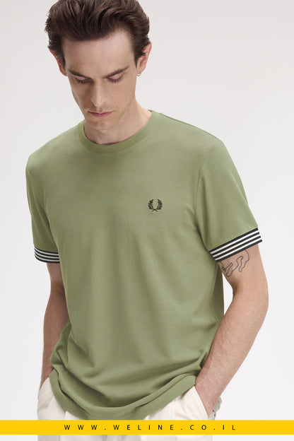 חולצת טי עם עיטורי פסים בשרוול – בצבע Olive Mint | Fred Perry