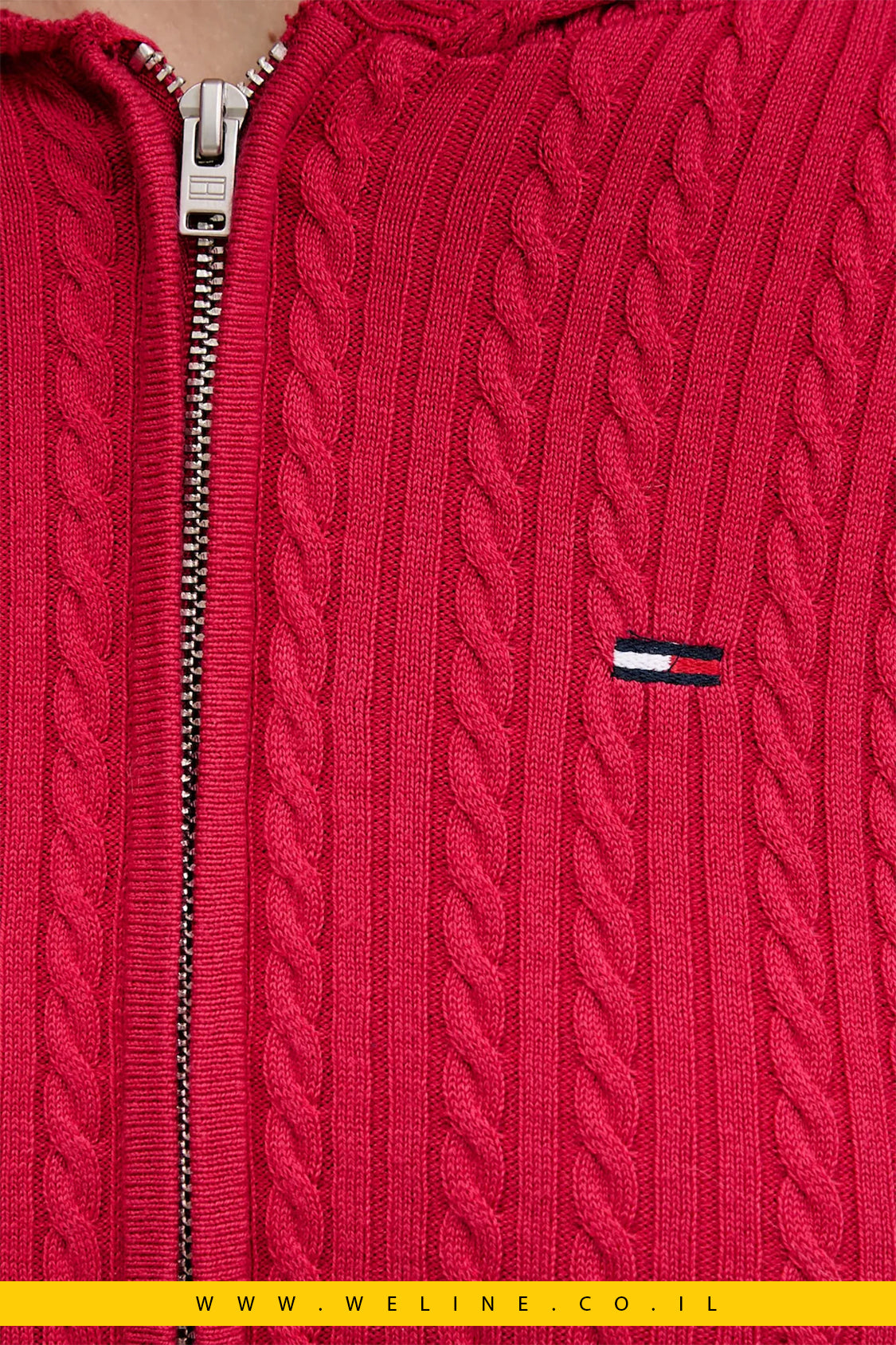 ג’אמפר Tommy Jeans לנשים עם קפוצ’ון – צבע בורדו