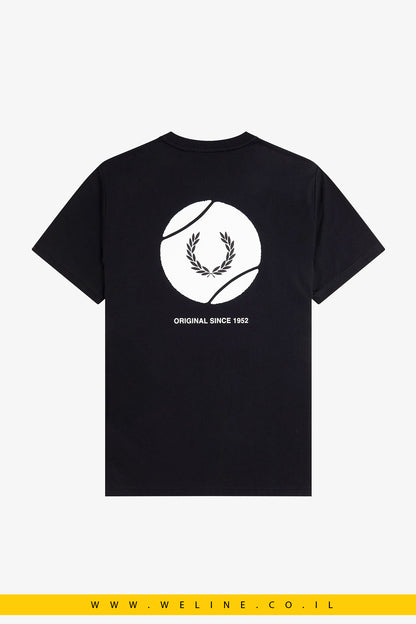 חולצת טי שחורה עם גרפיקה בהשראת טניס – Fred Perry