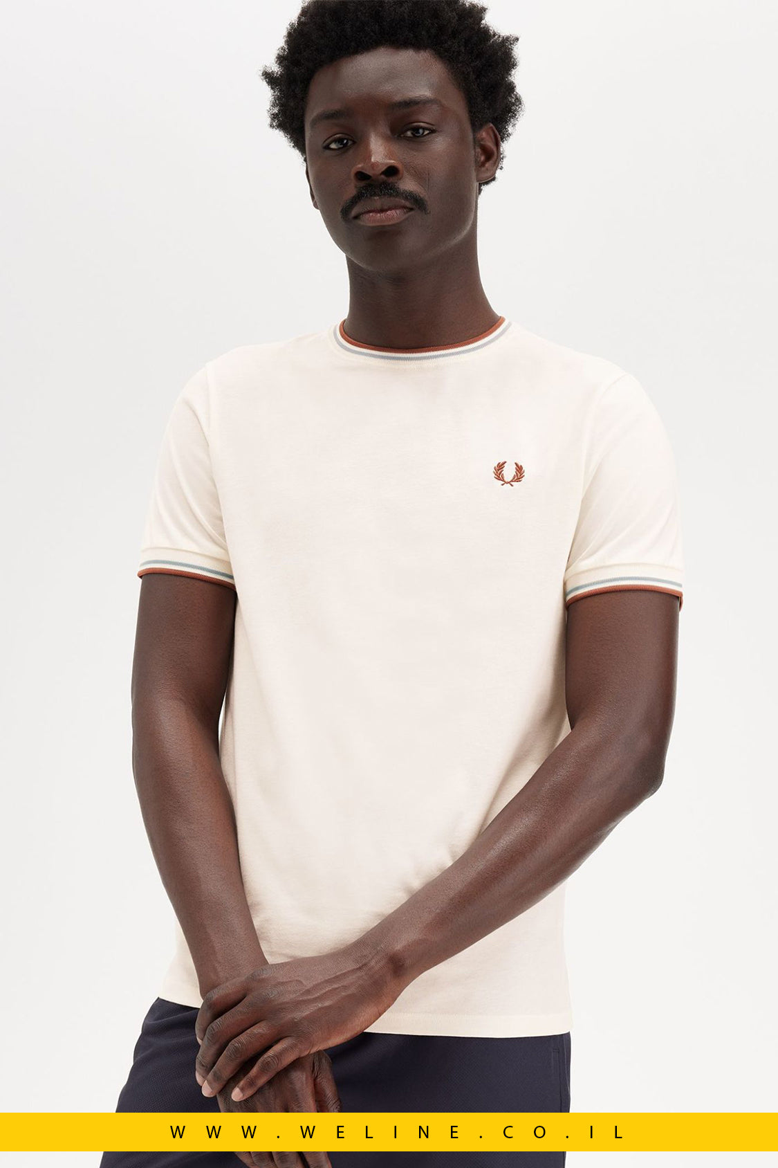 חולצת טי לגברים עם פס כפול בצווארון – Fred Perry