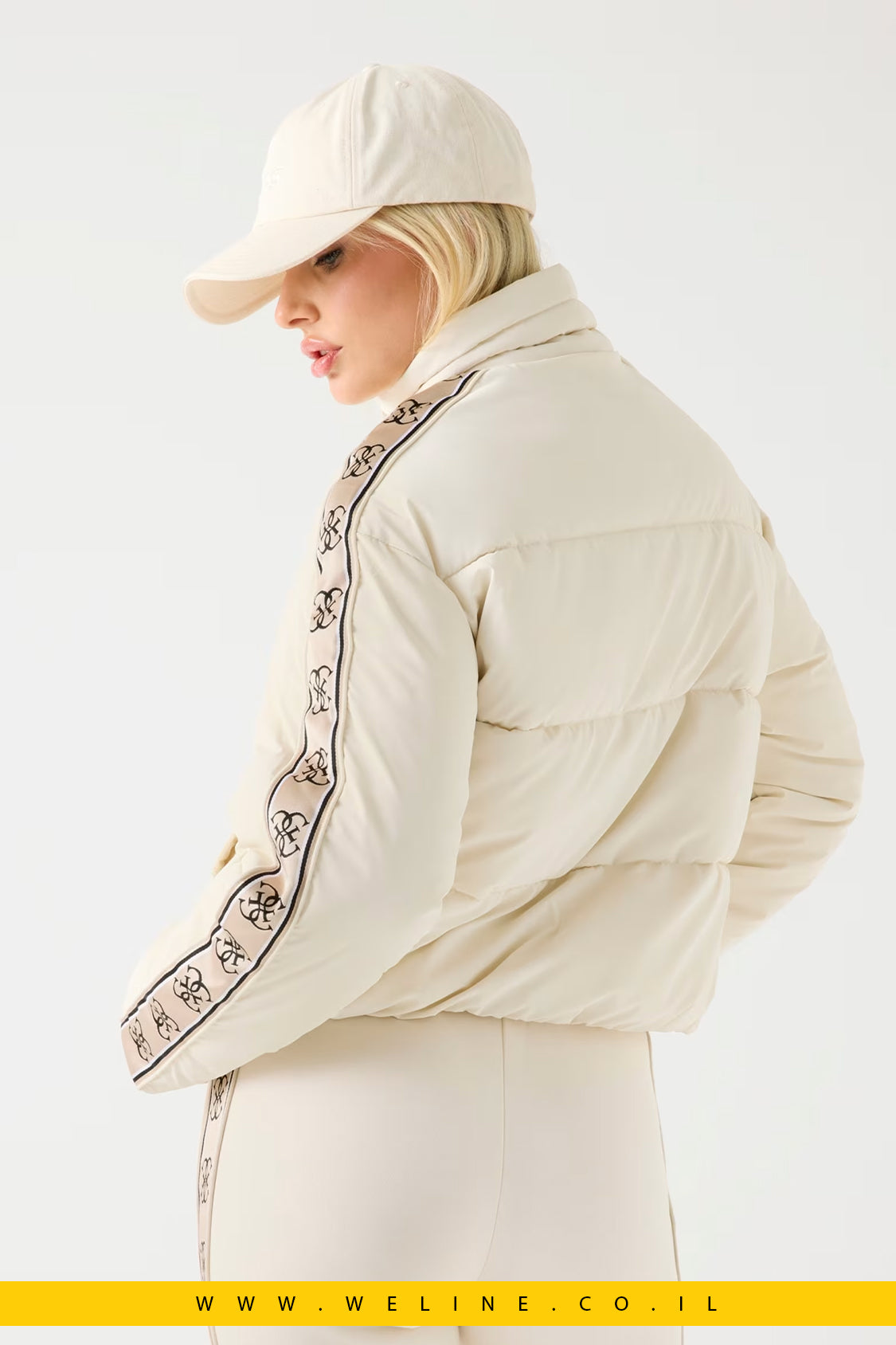 Guess – מעיל Puffer קרם עם צווארון גבוה