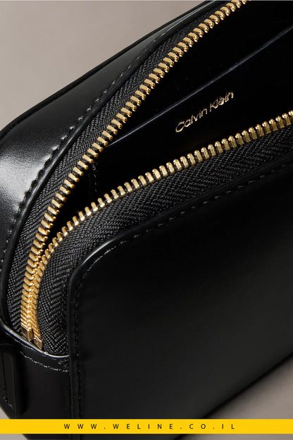 תיק CK מצלמה לנשים עם לוגו מונוגרם – שחור