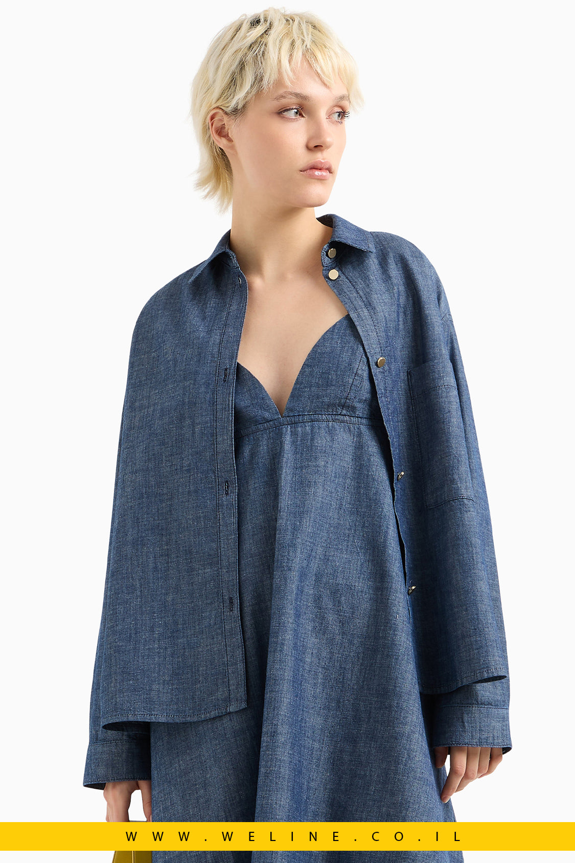 חולצת שמברי כותנה כחולה בגזרה משוחררת מבית EA7 Emporio Armani