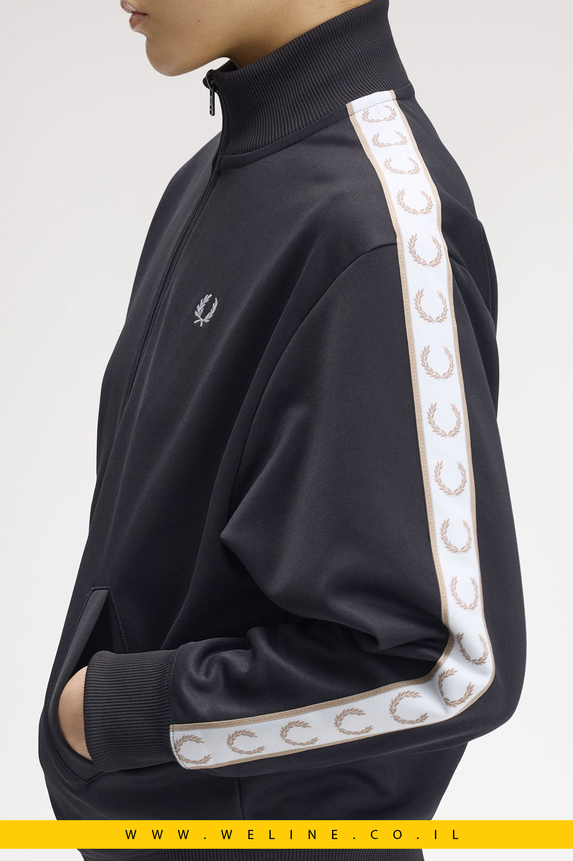 ג׳קט טרנינג עם פסי לוגו – Fred Perry Taped Track Jacket (אפור Anchor Grey)