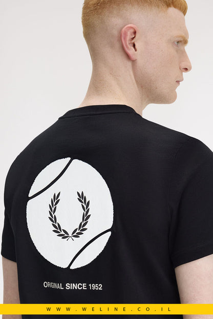 חולצת טי שחורה עם גרפיקה בהשראת טניס – Fred Perry