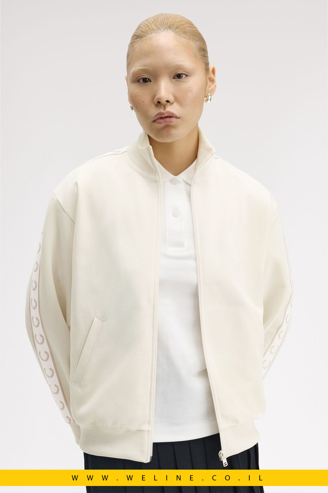 ג׳קט טרנינג עם פסי מיתוג – Fred Perry Taped Track Jacket (צבע אקרו / Ecru)