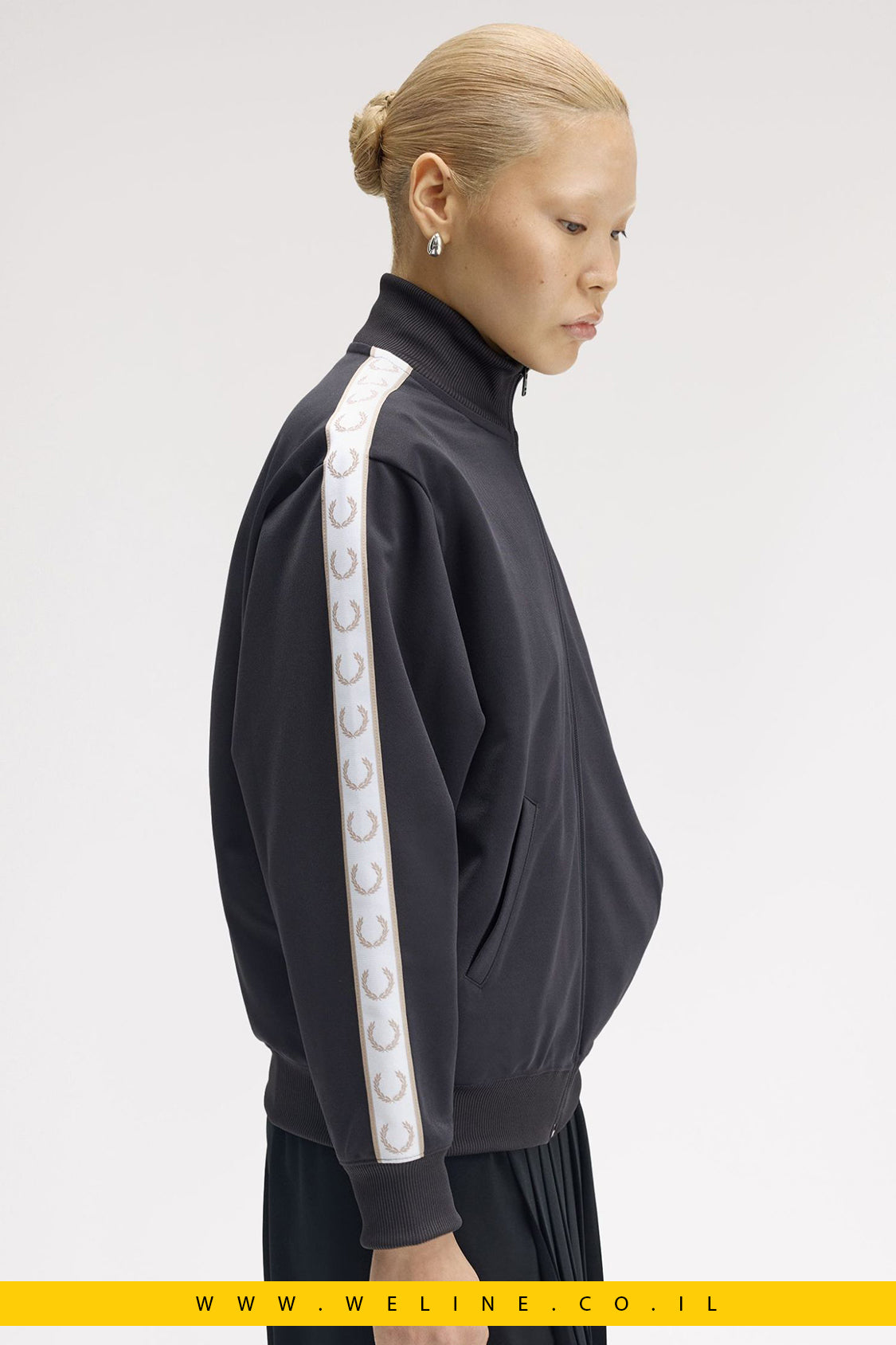 ג׳קט טרנינג עם פסי לוגו – Fred Perry Taped Track Jacket (אפור Anchor Grey)