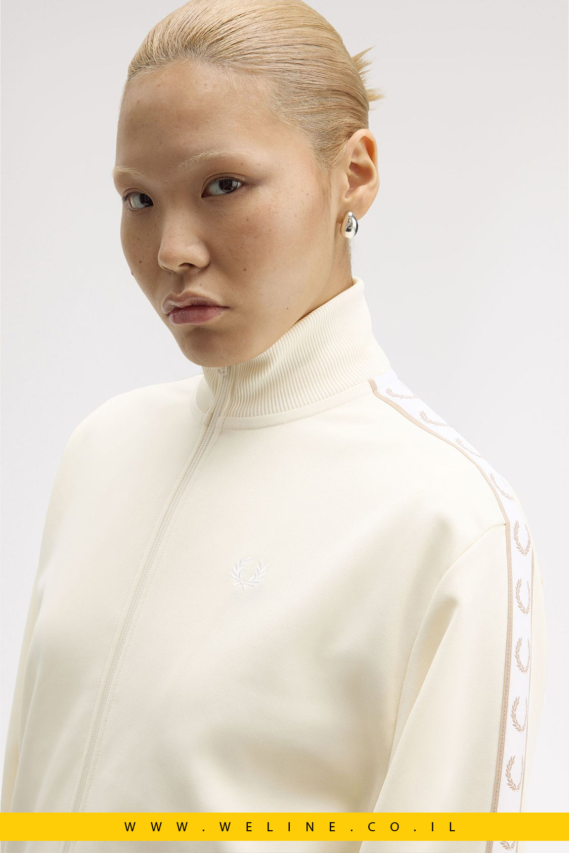 ג׳קט טרנינג עם פסי מיתוג – Fred Perry Taped Track Jacket (צבע אקרו / Ecru)