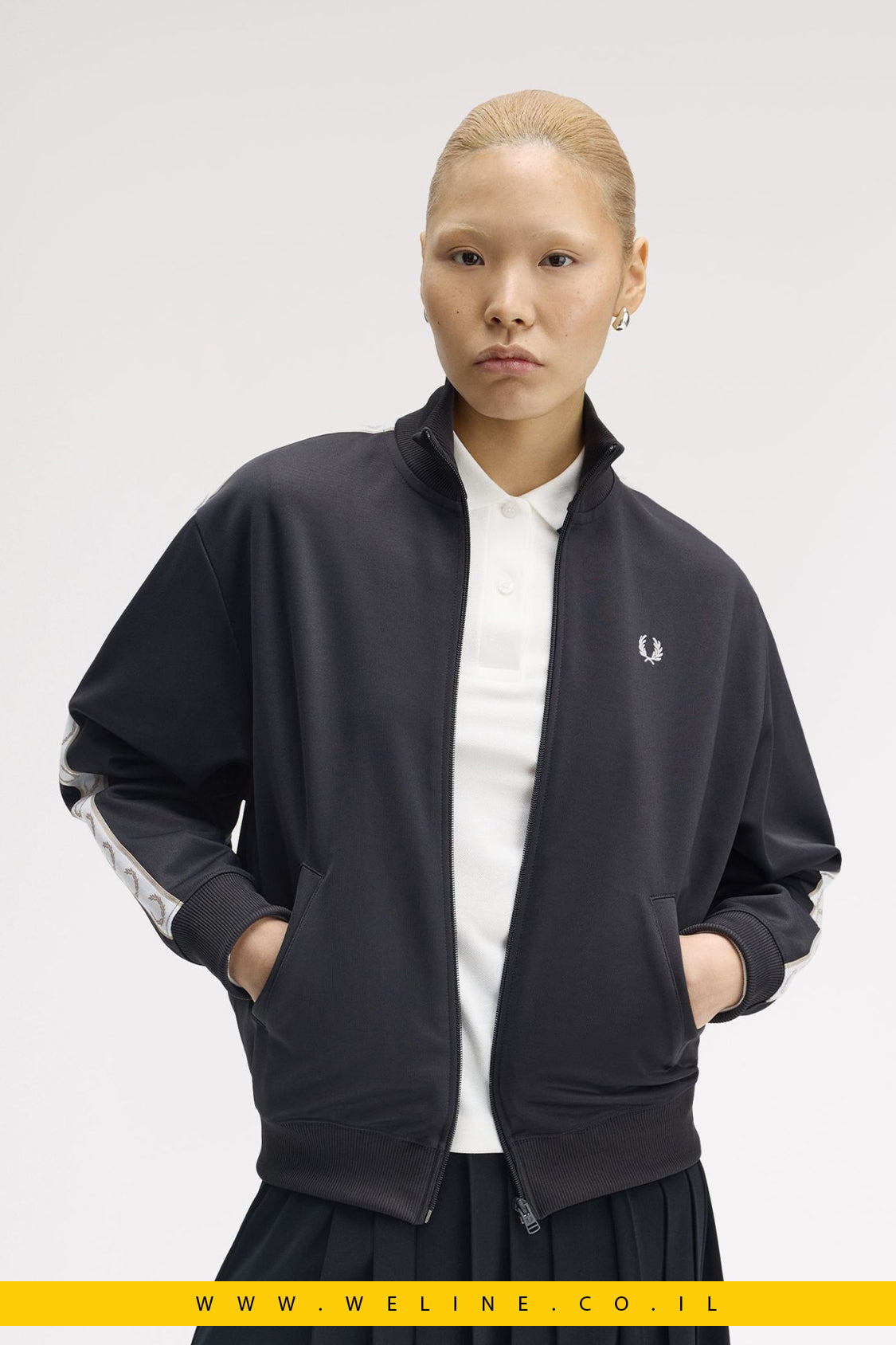 ג׳קט טרנינג עם פסי לוגו – Fred Perry Taped Track Jacket (אפור Anchor Grey)