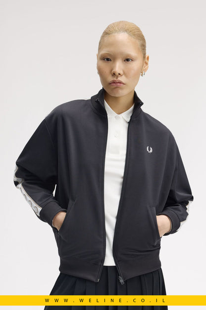 ג׳קט טרנינג עם פסי לוגו – Fred Perry Taped Track Jacket (אפור Anchor Grey)