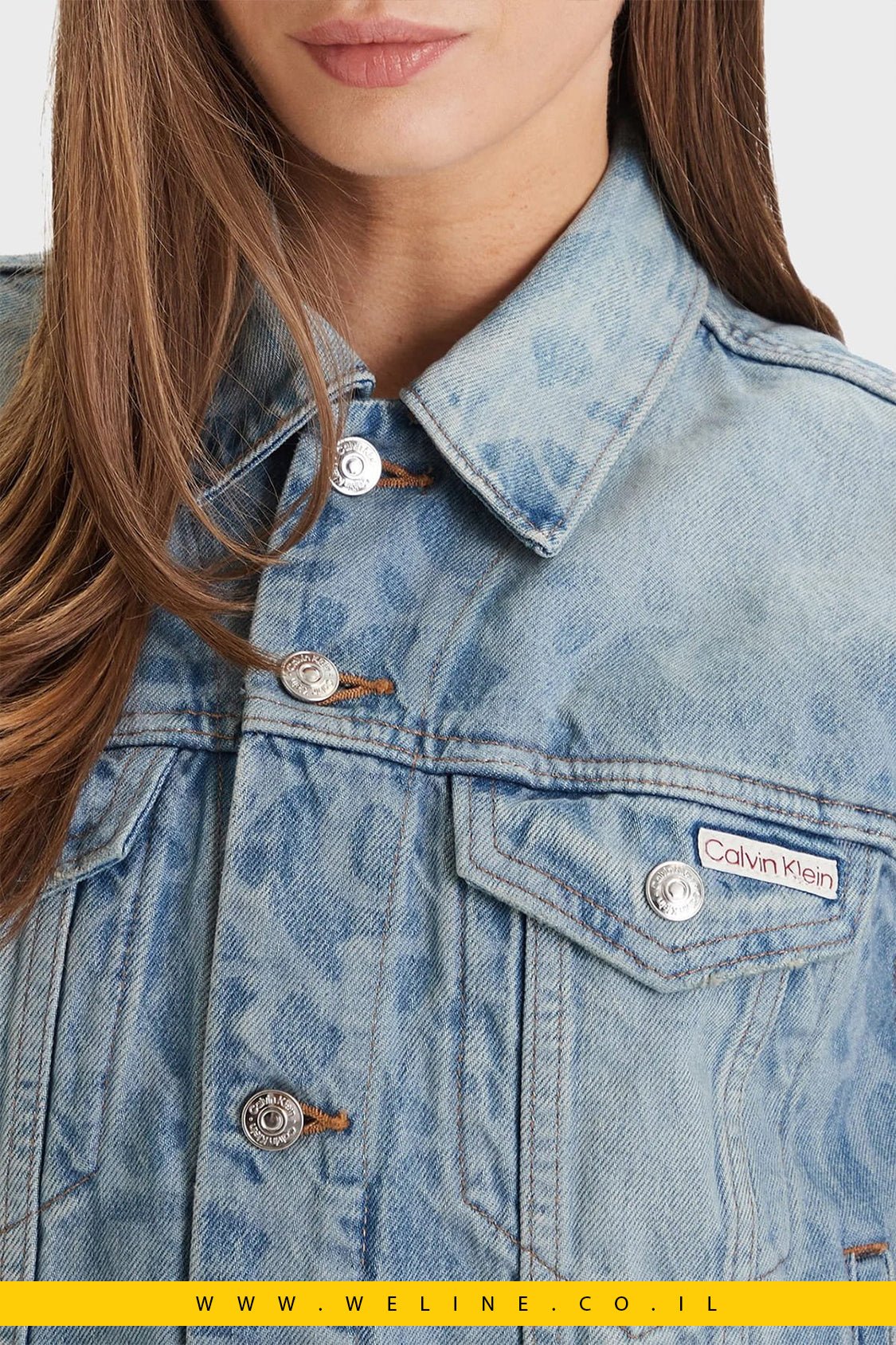 כותרת ג’קט ג’ינס נשים 90s Trucker AOP – Calvin Klein | צבע תכלת Lt Playbill - WELINE.CO.IL
