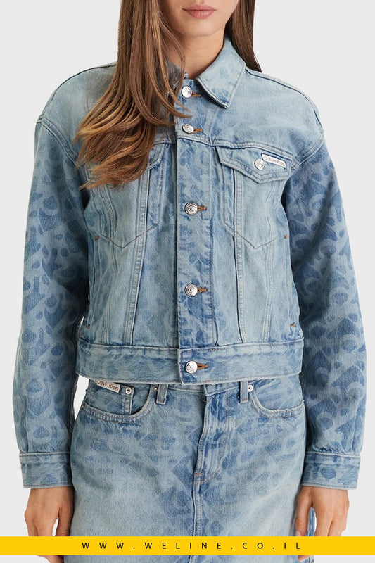 כותרת ג’קט ג’ינס נשים 90s Trucker AOP – Calvin Klein | צבע תכלת Lt Playbill - WELINE.CO.IL