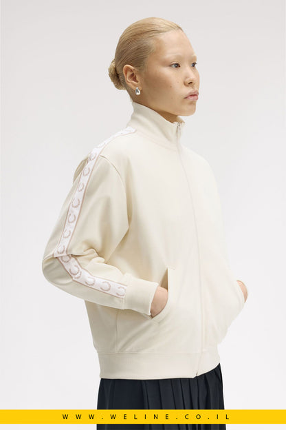 ג׳קט טרנינג עם פסי מיתוג – Fred Perry Taped Track Jacket (צבע אקרו / Ecru)