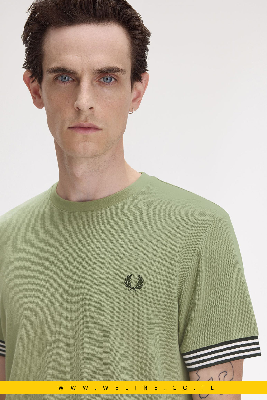 חולצת טי עם עיטורי פסים בשרוול – בצבע Olive Mint | Fred Perry