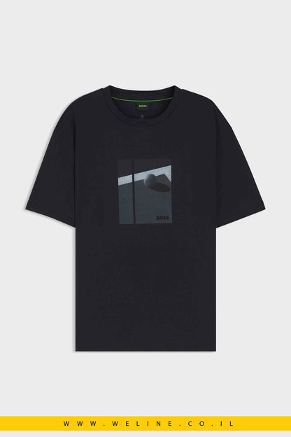 טי - שירט BOSS לגברים Tennis Artwork Pima Cotton – צבע כחול כהה - WELINE.CO.IL