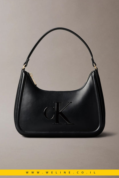 תיק כתף Calvin Klein בצבע שחור בעיצוב מינימליסטי אלגנטי עם מונוגרמה מובלטת בחזית. - WELINE.CO.IL