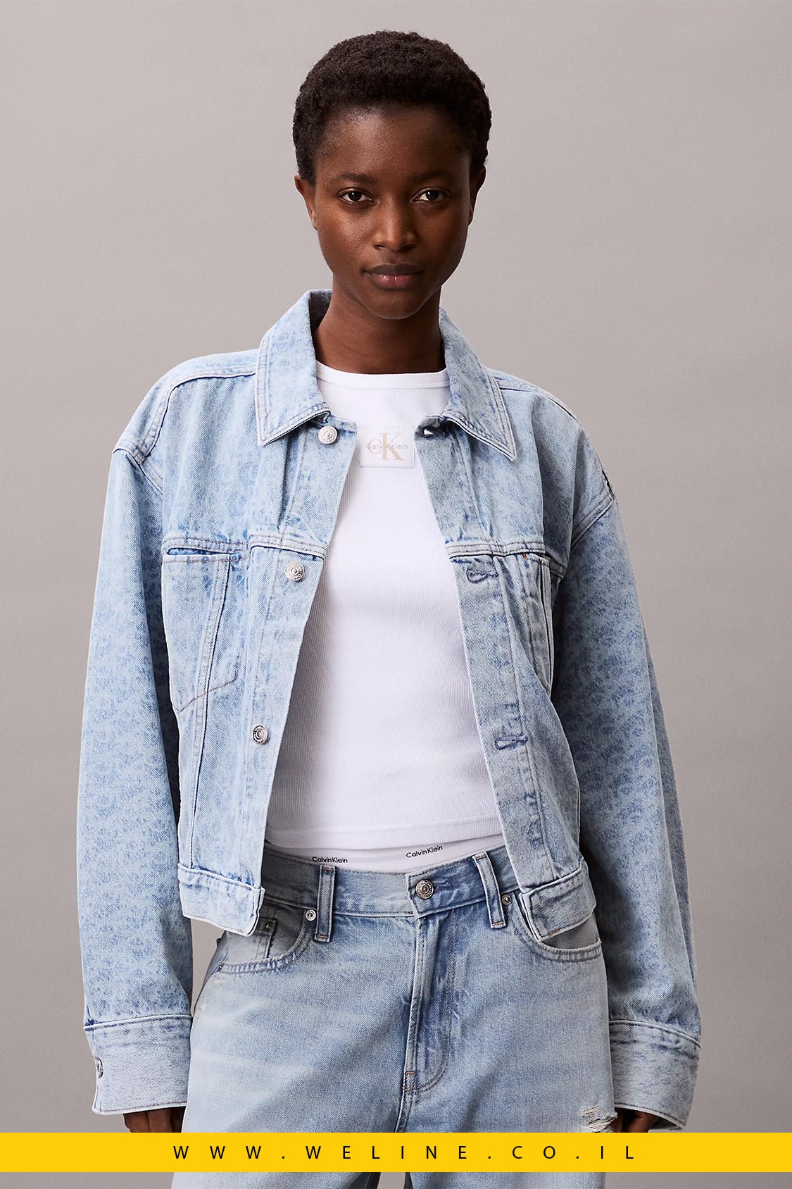 ג'קט ג'ינס נשים Calvin Klein Cropped עם לוגו מונוגרם - WELINE.CO.IL