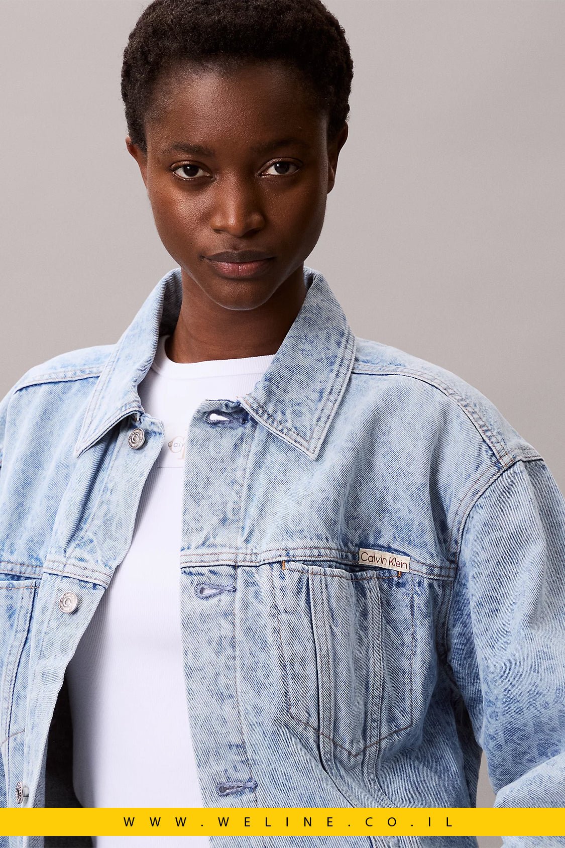 ג'קט ג'ינס נשים Calvin Klein Cropped עם לוגו מונוגרם - WELINE.CO.IL