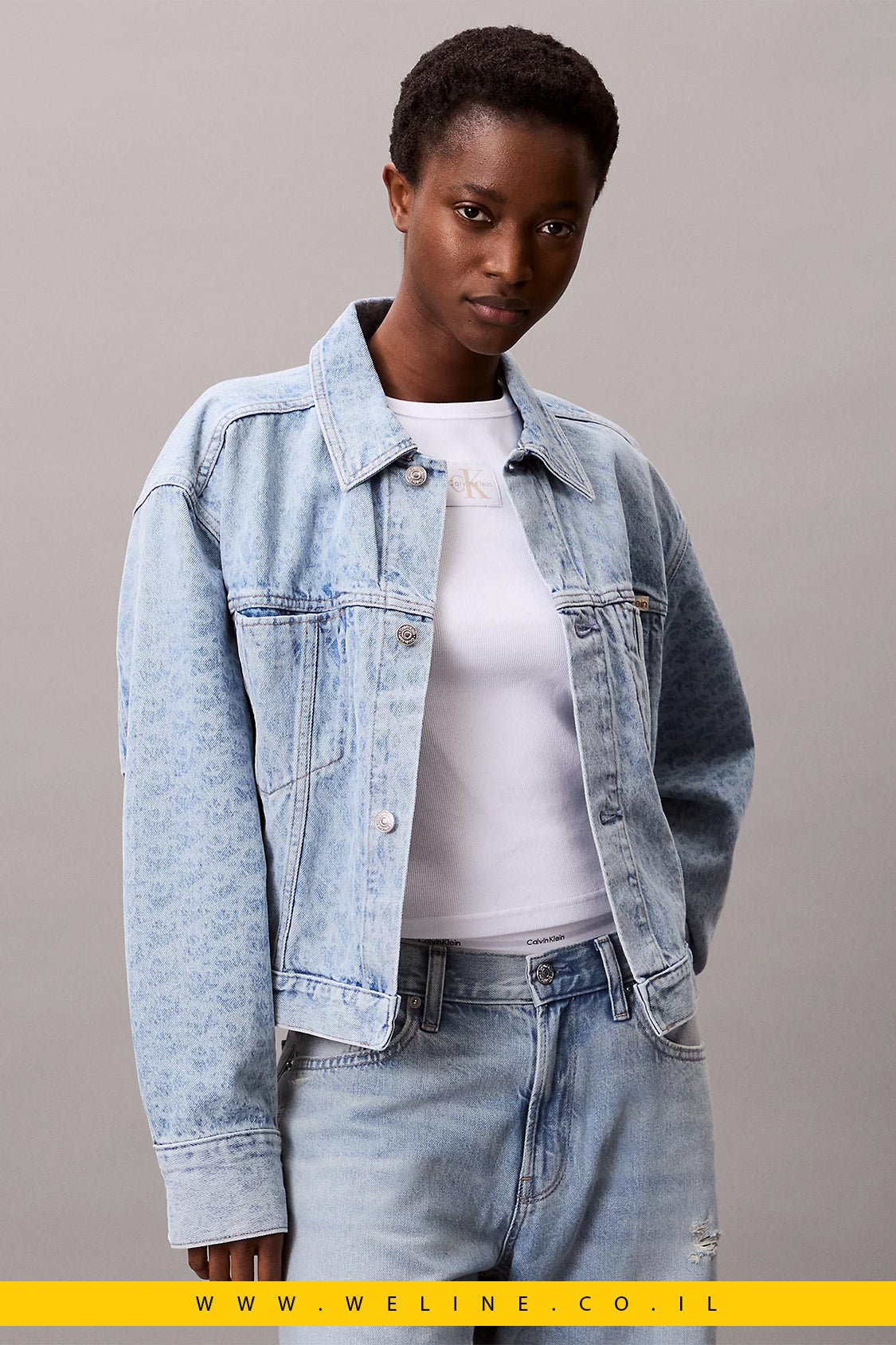 ג'קט ג'ינס נשים Calvin Klein Cropped עם לוגו מונוגרם - WELINE.CO.IL