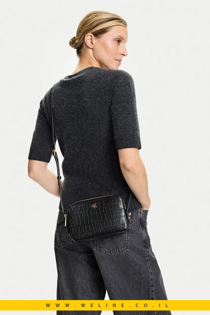תיק צד CK Croc Camera Bag מבית Calvin Klein – צבע שחור - WELINE.CO.IL
