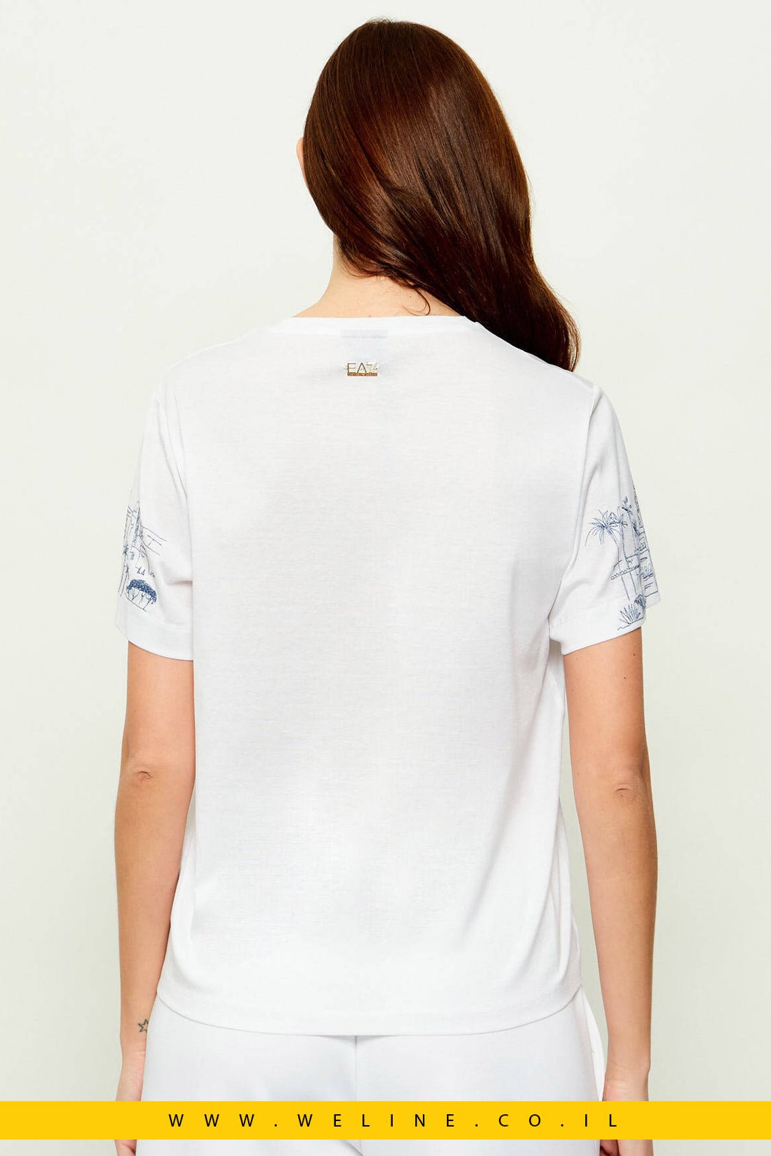 כותרת חולצת טי לנשים EA7 Emporio Armani Regular Fit – צבע לבן - WELINE.CO.IL