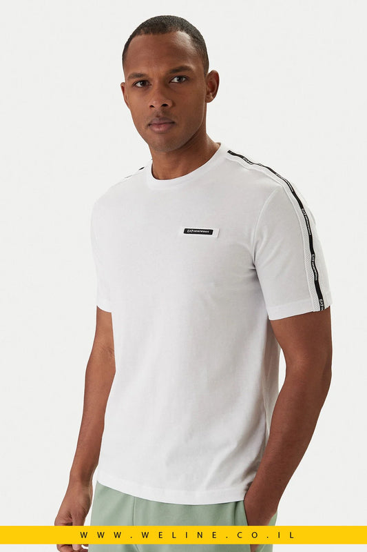 חולצת טי לבן לגברים מבית EA7 Emporio Armani בגזרת Regular Fit - WELINE.CO.IL