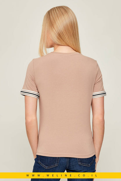 חולצת טי נשים Guess Active MURIEL Regular Fit – צבע בז' - WELINE.CO.IL