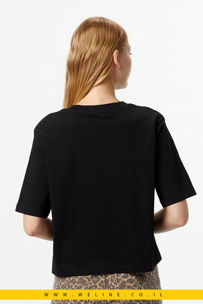 חולצת טי נשים Guess Gloria Boxy Fit – צבע שחור - WELINE.CO.IL
